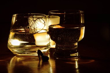 bir mum alevi güzel gözlük