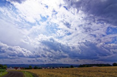 ormana yakın alan üzerinde bulutlar ile güzel gökyüzü 