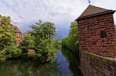 Nürnberg 'in eski kentinin güzel mimarisi. Nürnberg 'de güneşli bir gün. Nürnberg kentinin antik güzelliği büyüleyici 