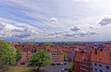 Nürnberg 'in eski kentinin güzel mimarisi. Nürnberg 'de güneşli bir gün. Nürnberg kentinin antik güzelliği büyüleyici 
