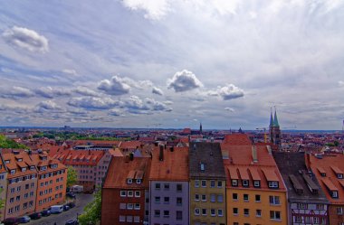 Nürnberg 'in eski kentinin güzel mimarisi. Nürnberg 'de güneşli bir gün. Nürnberg kentinin antik güzelliği büyüleyici 