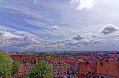 Nürnberg 'in eski kentinin güzel mimarisi. Nürnberg 'de güneşli bir gün. Nürnberg kentinin antik güzelliği büyüleyici 