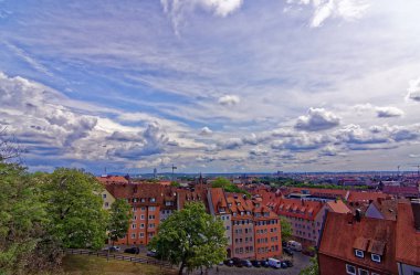 Nürnberg 'in eski kentinin güzel mimarisi. Nürnberg 'de güneşli bir gün. Nürnberg kentinin antik güzelliği büyüleyici 