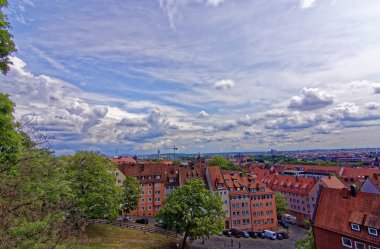 Nürnberg 'in eski kentinin güzel mimarisi. Nürnberg 'de güneşli bir gün. Nürnberg kentinin antik güzelliği büyüleyici 