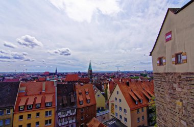 Nürnberg 'in eski kentinin güzel mimarisi. Nürnberg 'de güneşli bir gün. Nürnberg kentinin antik güzelliği büyüleyici 