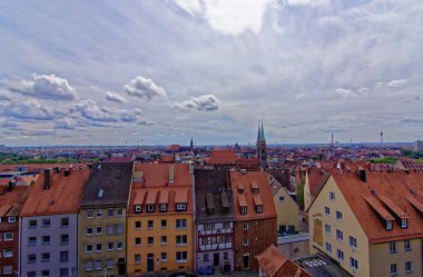 Nürnberg 'in eski kentinin güzel mimarisi. Nürnberg 'de güneşli bir gün. Nürnberg kentinin antik güzelliği büyüleyici 