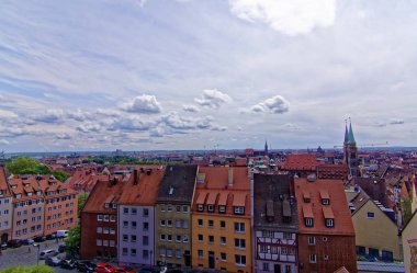 Nürnberg 'in eski kentinin güzel mimarisi. Nürnberg 'de güneşli bir gün. Nürnberg kentinin antik güzelliği büyüleyici 