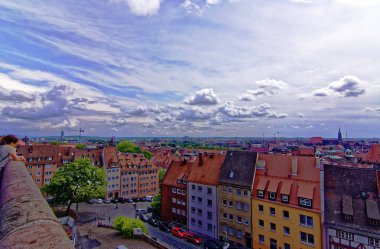 Nürnberg 'in eski kentinin güzel mimarisi. Nürnberg 'de güneşli bir gün. Nürnberg kentinin antik güzelliği büyüleyici 