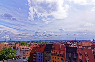 Nürnberg 'in eski kentinin güzel mimarisi. Nürnberg 'de güneşli bir gün. Nürnberg kentinin antik güzelliği büyüleyici 