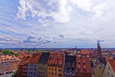 Nürnberg 'in eski kentinin güzel mimarisi. Nürnberg 'de güneşli bir gün. Nürnberg kentinin antik güzelliği büyüleyici 