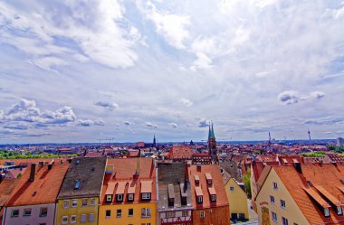 Nürnberg 'in eski kentinin güzel mimarisi. Nürnberg 'de güneşli bir gün. Nürnberg kentinin antik güzelliği büyüleyici 