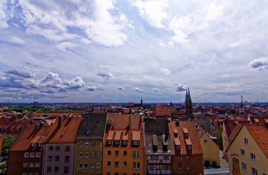 Nürnberg 'in eski kentinin güzel mimarisi. Nürnberg 'de güneşli bir gün. Nürnberg kentinin antik güzelliği büyüleyici 