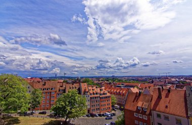 Nürnberg 'in eski kentinin güzel mimarisi. Nürnberg 'de güneşli bir gün. Nürnberg kentinin antik güzelliği büyüleyici 