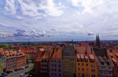 Nürnberg 'in eski kentinin güzel mimarisi. Nürnberg 'de güneşli bir gün. Nürnberg kentinin antik güzelliği büyüleyici 