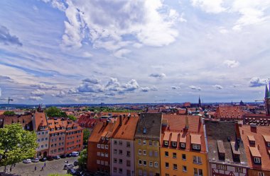 Nürnberg 'in eski kentinin güzel mimarisi. Nürnberg 'de güneşli bir gün. Nürnberg kentinin antik güzelliği büyüleyici 