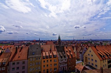 Nürnberg 'in eski kentinin güzel mimarisi. Nürnberg 'de güneşli bir gün. Nürnberg kentinin antik güzelliği büyüleyici 