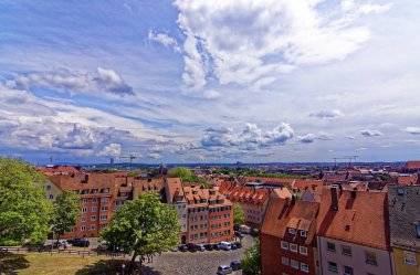 Nürnberg 'in eski kentinin güzel mimarisi. Nürnberg 'de güneşli bir gün. Nürnberg kentinin antik güzelliği büyüleyici 