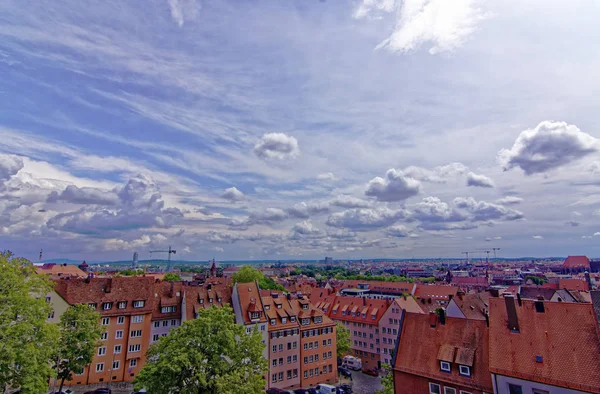 Nürnberg 'in eski kentinin güzel mimarisi. Nürnberg 'de güneşli bir gün. Nürnberg kentinin antik güzelliği büyüleyici 