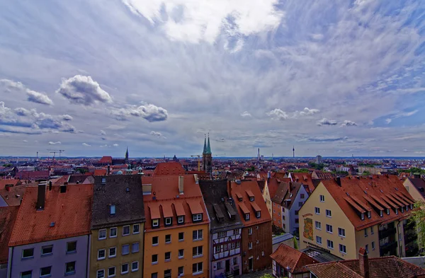 Nürnberg 'in eski kentinin güzel mimarisi. Nürnberg 'de güneşli bir gün. Nürnberg kentinin antik güzelliği büyüleyici 