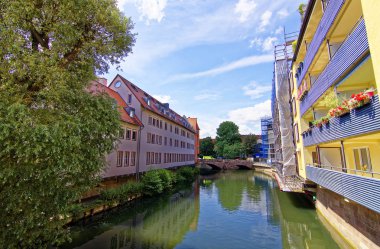 Nürnberg 'in eski kentinin güzel mimarisi. Nürnberg 'de güneşli bir gün. Nürnberg kentinin antik güzelliği büyüleyici 