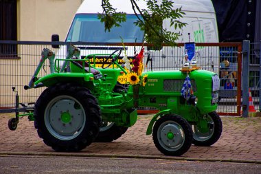 Almanya. Bavyera. Mitteleschenbach Ansbach District 22 Temmuz 2018: yıllık hasat festivali Mitteleschenbacher Ganswosnfest. Nadir ekipman tanıtımı: traktörler, arabalar ve motosikletler 