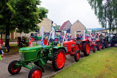 Almanya. Bavyera. Mitteleschenbach Ansbach District 22 Temmuz 2018: yıllık hasat festivali Mitteleschenbacher Ganswosnfest. Nadir ekipman tanıtımı: traktörler, arabalar ve motosikletler 