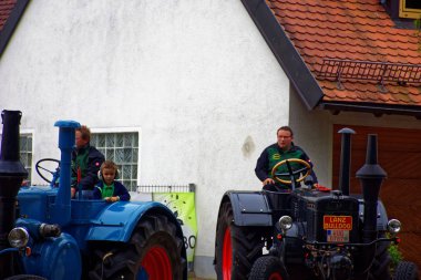 Almanya. Bavyera. Mitteleschenbach Ansbach District 22 Temmuz 2018: yıllık hasat festivali Mitteleschenbacher Ganswosnfest. Nadir ekipman tanıtımı: traktörler, arabalar ve motosikletler 