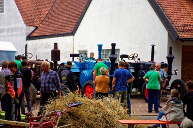 Almanya. Bavyera. Mitteleschenbach Ansbach District 22 Temmuz 2018: yıllık hasat festivali Mitteleschenbacher Ganswosnfest. Nadir ekipman tanıtımı: traktörler, arabalar ve motosikletler 