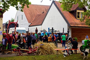 Almanya. Bavyera. Mitteleschenbach Ansbach District 22 Temmuz 2018: yıllık hasat festivali Mitteleschenbacher Ganswosnfest. Nadir ekipman tanıtımı: traktörler, arabalar ve motosikletler