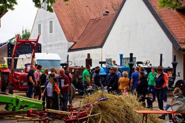 Almanya. Bavyera. Mitteleschenbach Ansbach District 22 Temmuz 2018: yıllık hasat festivali Mitteleschenbacher Ganswosnfest. Nadir ekipman tanıtımı: traktörler, arabalar ve motosikletler