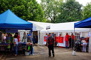 Almanya. Bavyera. Mitteleschenbach Ansbach District - 22 Temmuz 2018: yıllık hasat festivali Mitteleschenbacher Ganswosnfest. Nadir ekipman tanıtımı: traktörler, arabalar ve motosikletler