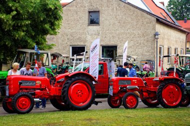 Almanya. Bavyera. Mitteleschenbach Ansbach District 22 Temmuz 2018: yıllık hasat festivali Mitteleschenbacher Ganswosnfest. Nadir ekipman tanıtımı: traktörler, arabalar ve motosikletler 
