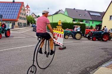 Almanya. Bavyera. Mitteleschenbach Ansbach District - 22 Temmuz 2018: yıllık hasat festivali Mitteleschenbacher Ganswosnfest. Nadir ekipman tanıtımı: traktörler, arabalar ve motosikletler 
