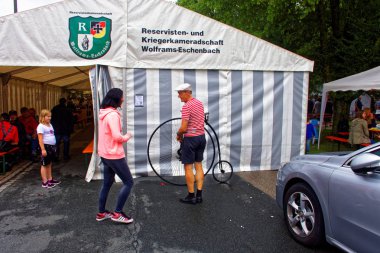 Almanya. Bavyera. Mitteleschenbach Ansbach District - 22 Temmuz 2018: yıllık hasat festivali Mitteleschenbacher Ganswosnfest. Nadir ekipman tanıtımı: traktörler, arabalar ve motosikletler 