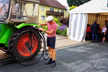 Almanya. Bavyera. Mitteleschenbach Ansbach District - 22 Temmuz 2018: yıllık hasat festivali Mitteleschenbacher Ganswosnfest. Nadir ekipman tanıtımı: traktörler, arabalar ve motosikletler 