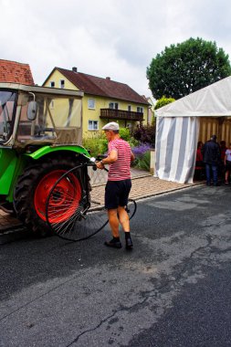Almanya. Bavyera. Mitteleschenbach Ansbach District - 22 Temmuz 2018: yıllık hasat festivali Mitteleschenbacher Ganswosnfest. Nadir ekipman tanıtımı: traktörler, arabalar ve motosikletler 