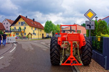 Almanya. Bavyera. Mitteleschenbach Ansbach District 22 Temmuz 2018: yıllık hasat festivali Mitteleschenbacher Ganswosnfest. Nadir ekipman tanıtımı: traktörler, arabalar ve motosikletler 