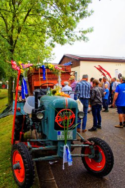Almanya. Bavyera. Mitteleschenbach Ansbach District 22 Temmuz 2018: yıllık hasat festivali Mitteleschenbacher Ganswosnfest. Nadir ekipman tanıtımı: traktörler, arabalar ve motosikletler 
