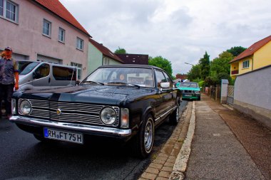 Almanya. Bavyera. Mitteleschenbach Ansbach District 22 Temmuz 2018: yıllık hasat festivali Mitteleschenbacher Ganswosnfest. Nadir ekipman tanıtımı: traktörler, arabalar ve motosikletler 