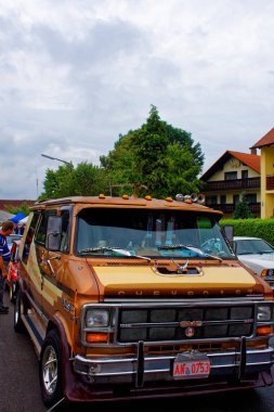 Almanya. Bavyera. Mitteleschenbach Ansbach District 22 Temmuz 2018: yıllık hasat festivali Mitteleschenbacher Ganswosnfest. Nadir ekipman tanıtımı: traktörler, arabalar ve motosikletler 