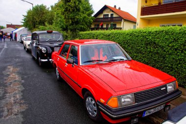 Almanya. Bavyera. Mitteleschenbach Ansbach District 22 Temmuz 2018: yıllık hasat festivali Mitteleschenbacher Ganswosnfest. Nadir ekipman tanıtımı: traktörler, arabalar ve motosikletler 