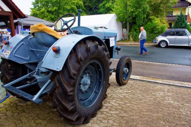 Almanya. Bavyera. Mitteleschenbach Ansbach District 22 Temmuz 2018: yıllık hasat festivali Mitteleschenbacher Ganswosnfest. Nadir ekipman tanıtımı: traktörler, arabalar ve motosikletler 