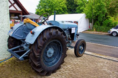 Almanya. Bavyera. Mitteleschenbach Ansbach District 22 Temmuz 2018: yıllık hasat festivali Mitteleschenbacher Ganswosnfest. Nadir ekipman tanıtımı: traktörler, arabalar ve motosikletler 