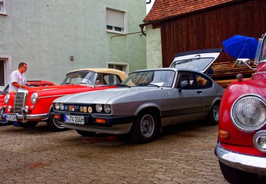 Almanya. Bavyera. Mitteleschenbach Ansbach District 22 Temmuz 2018: yıllık hasat festivali Mitteleschenbacher Ganswosnfest. Nadir ekipman tanıtımı: traktörler, arabalar ve motosikletler 