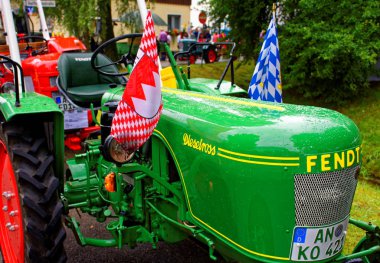 Almanya. Bavyera. Mitteleschenbach Ansbach District 22 Temmuz 2018: yıllık hasat festivali Mitteleschenbacher Ganswosnfest. Nadir ekipman tanıtımı: traktörler, arabalar ve motosikletler