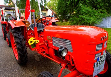 Almanya. Bavyera. Mitteleschenbach Ansbach District 22 Temmuz 2018: yıllık hasat festivali Mitteleschenbacher Ganswosnfest. Nadir ekipman tanıtımı: traktörler, arabalar ve motosikletler