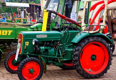 Almanya. Bavyera. Mitteleschenbach Ansbach District 22 Temmuz 2018: yıllık hasat festivali Mitteleschenbacher Ganswosnfest. Nadir ekipman tanıtımı: traktörler, arabalar ve motosikletler