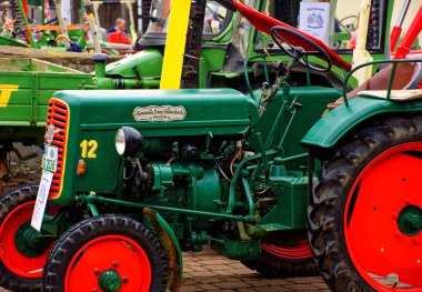 Almanya. Bavyera. Mitteleschenbach Ansbach District 22 Temmuz 2018: yıllık hasat festivali Mitteleschenbacher Ganswosnfest. Nadir ekipman tanıtımı: traktörler, arabalar ve motosikletler