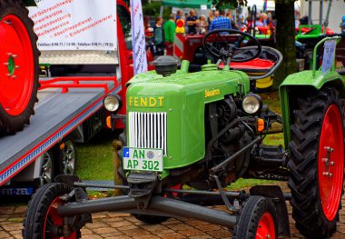 Almanya. Bavyera. Mitteleschenbach Ansbach District 22 Temmuz 2018: yıllık hasat festivali Mitteleschenbacher Ganswosnfest. Nadir ekipman tanıtımı: traktörler, arabalar ve motosikletler