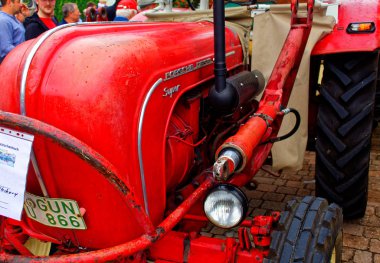 Almanya. Bavyera. Mitteleschenbach Ansbach District 22 Temmuz 2018: yıllık hasat festivali Mitteleschenbacher Ganswosnfest. Nadir ekipman tanıtımı: traktörler, arabalar ve motosikletler